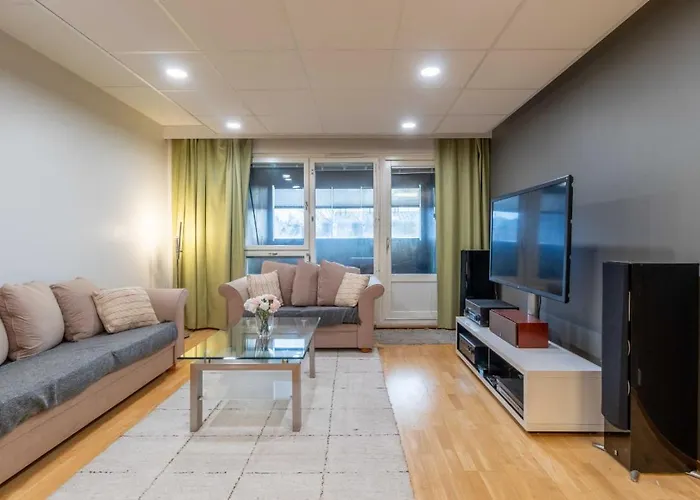 Good 3 Rooms Apartment With Free Parking & Beds For 6!