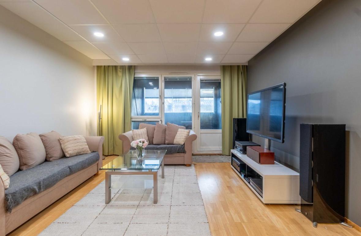Good 3 With Free Parking & Beds For 6!