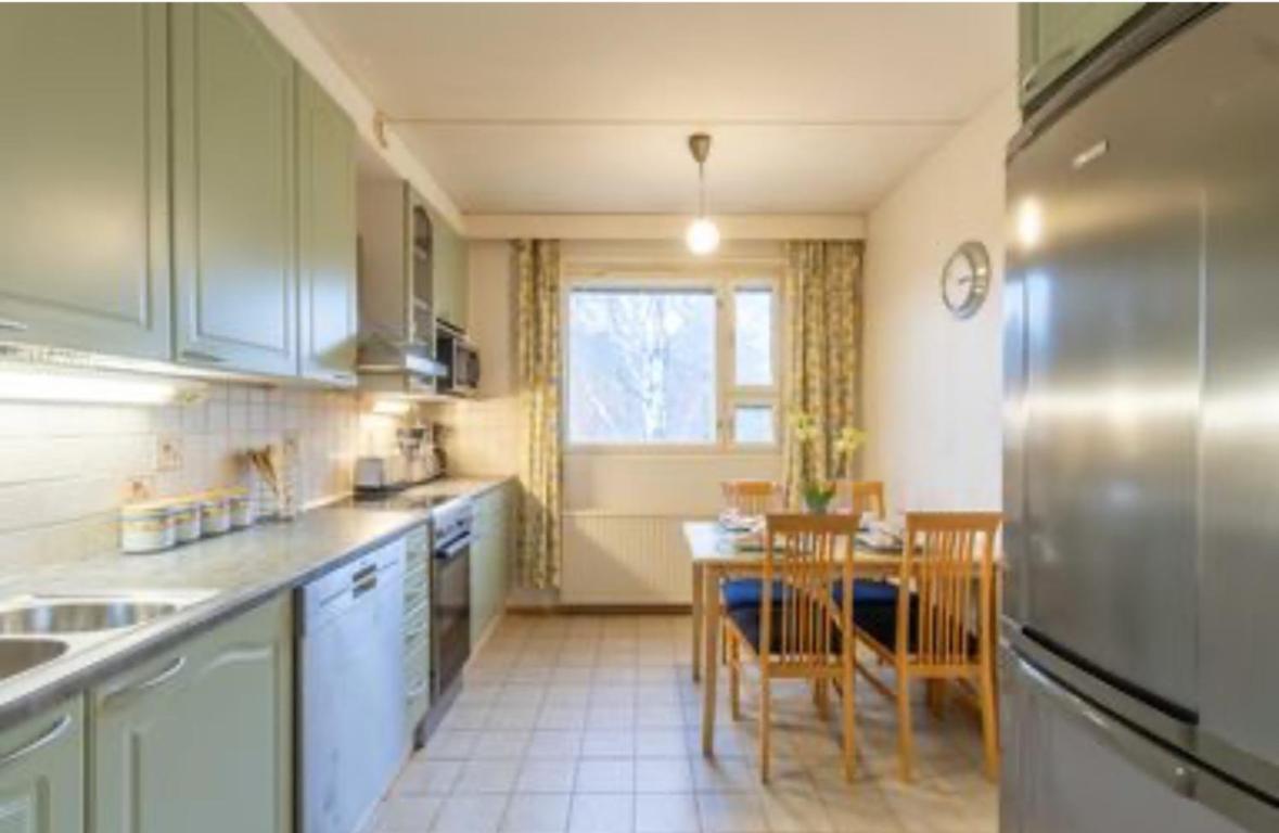 Good 3 With Free Parking & Beds For 6! Apartment
